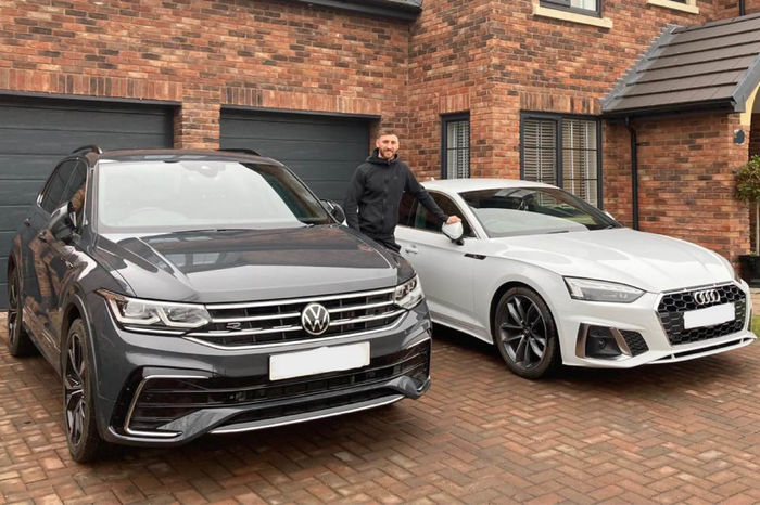 1643102675louismoult700x466bothcars